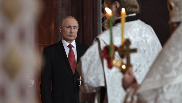 Президент РФ Владимир Путин на праздничном пасхальном богослужении  в кафедральном соборном Храме Христа Спасителя, 7 апреля 2017 года - Sputnik Moldova