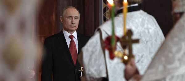 Президент РФ Владимир Путин на праздничном пасхальном богослужении  в кафедральном соборном Храме Христа Спасителя, 7 апреля 2017 года - Sputnik Moldova
