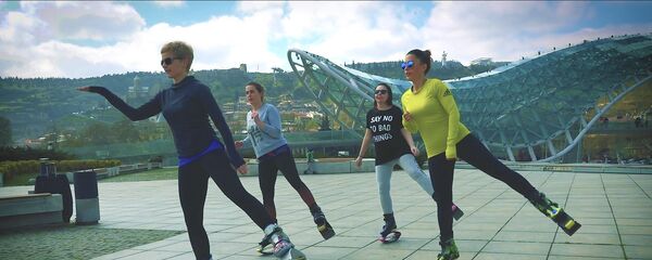 Тренер по фитнесу рассказала Sputnik, как прыгающие ботинки помогают бороться с лишним весом и улучшить осанку - Sputnik Молдова