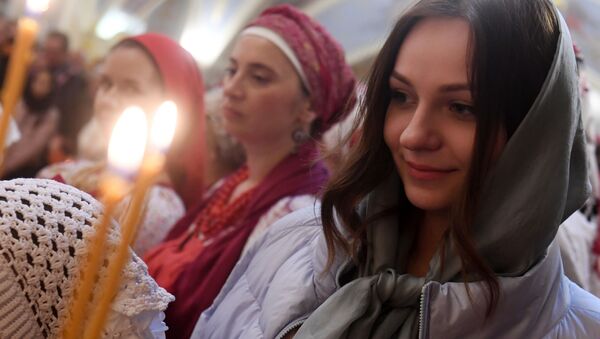 Прихожане во время пасхальной службы в храме Сошествия Святого Духа в Казани - Sputnik Молдова