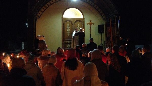 Noaptea Învierii. Preotul salută creştinii cu Hristos a Înviat - Sputnik Moldova-România