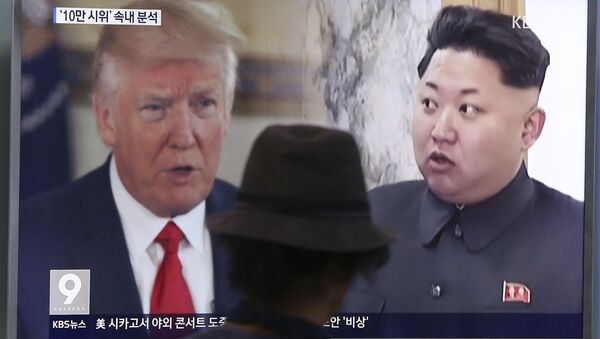Donald Trump și Kim Jong Un pe ecran - Sputnik Moldova