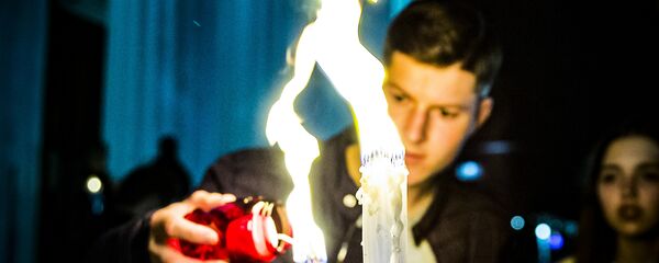 Благодатный огонь доставили в Молдову из Иерусалима  - Sputnik Moldova