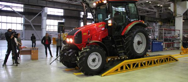Новый трактор сходит с конвейера. - Sputnik Молдова