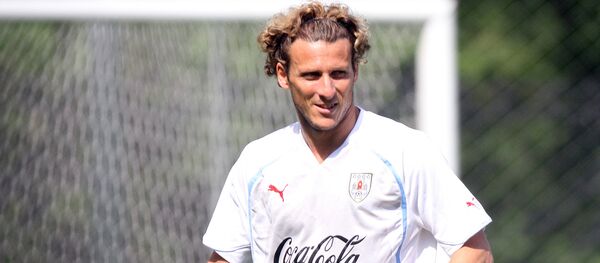 Игрок сборной Уругвая Диего Форлан на тренировке - Sputnik Молдова