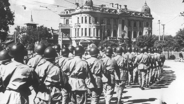 Советские войска проходят по одной из улиц Харбина - Sputnik Молдова