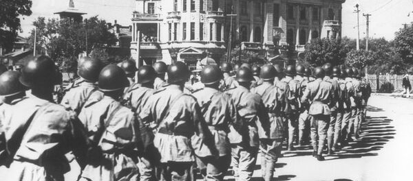 Советские войска проходят по одной из улиц Харбина - Sputnik Молдова