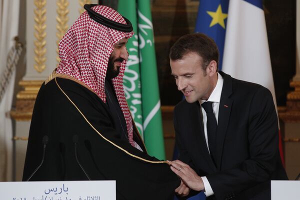 Emmanuel Macron și prințul Arabiei Saudite, Mohammed bin Salman Emmanuel Macron și prințul Arabiei Saudite, Mohammed bin Salman - Sputnik Moldova-România
