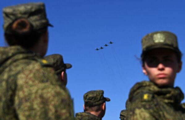 Многофункциональные истребители-бомбардировщики Су-34 на репетиции парада Победы на военном полигоне Алабино - Sputnik Молдова