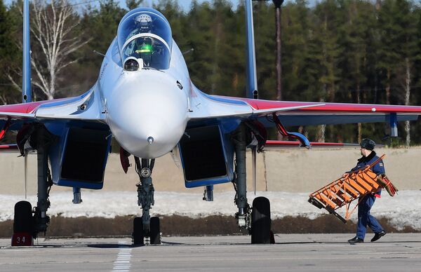 Многоцелевой истребитель Су-30СМ пилотажной группы Русские Витязи на аэродроме Кубинка перед началом репетиции воздушной части парада Победы - Sputnik Молдова
