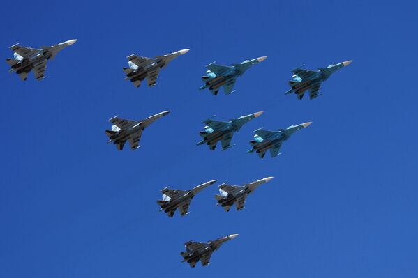 Строй из истребителей Су-30, Су-35 и бомбардировщиков Су-34 во время репетиции парада Победы на военном полигоне Алабино - Sputnik Молдова