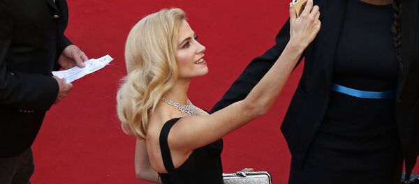 Певица Пикси Лотт во время селфи на красной дорожке Каннского кинофестиваля - Sputnik Молдова