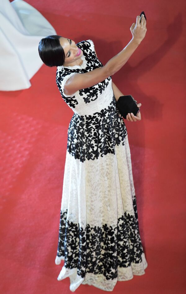 Американская актриса Розарио Доусон делает сефли на красной дорожке во время 67 Каннского кинофестиваля - Sputnik Молдова