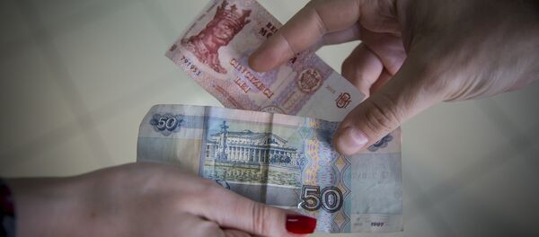 Банкноты номиналом 50 российских рублей и 50 молдавских леев - Sputnik Молдова