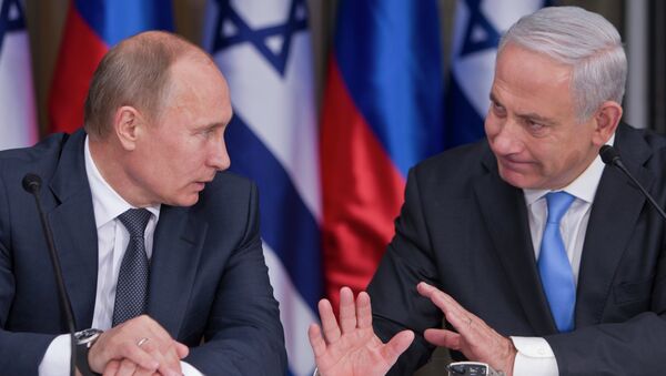 Russian President Vladimir Putin, left, listens to his host Israeli Prime Minister Benjamin Netanyahu as they prepare to deliver joint statements after their meeting and a lunch in the Israeli leader's Jerusalem residence, Monday, June 25, 2012 - Sputnik Молдова