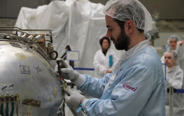 Рабочие цеха сборки проверяют крепления на макете Луны-25-2 - Sputnik Молдова