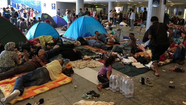 Беженцы с Ближнего Востока на вокзале Келети в Будапеште - Sputnik Moldova-România