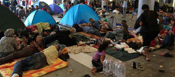 Беженцы с Ближнего Востока на вокзале Келети в Будапеште - Sputnik Moldova