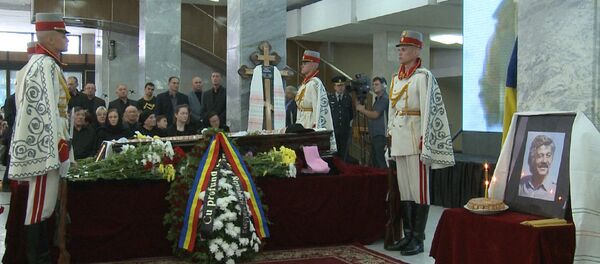 Тысячи людей пришли проститься с актером Михаем Волонтиром - Sputnik Молдова