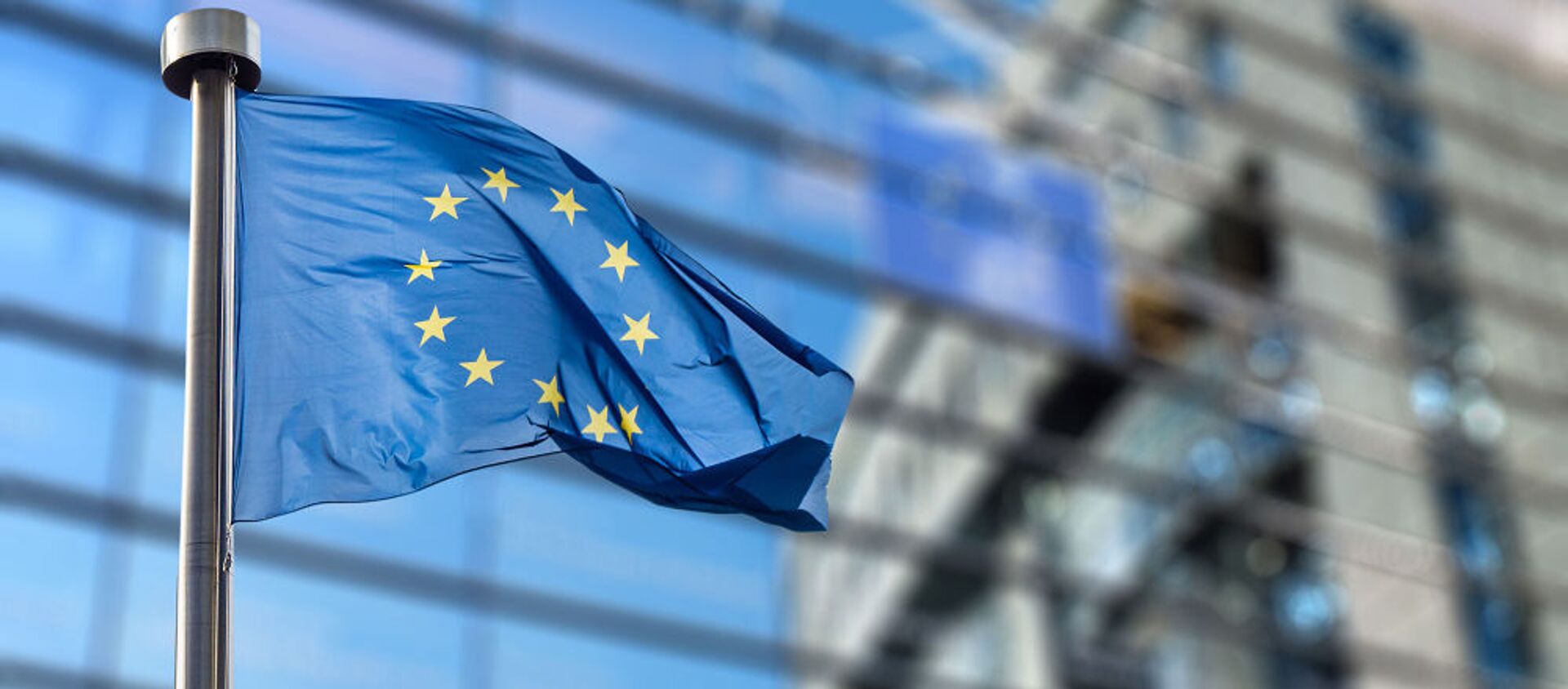 Флаг Евросоюза напротив здания европарламента в Брюсселе - Sputnik Молдова, 1920, 12.02.2021