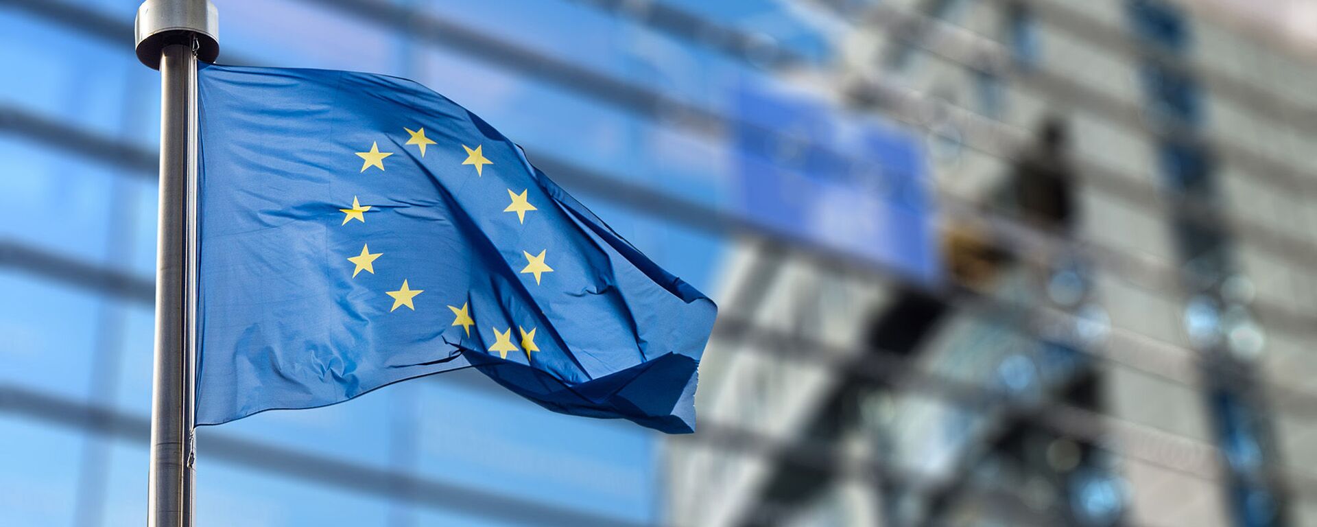 Флаг Евросоюза напротив здания европарламента в Брюсселе - Sputnik Молдова, 1920, 12.02.2021