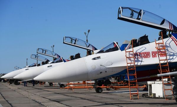 Avioane de luptă multirol Su-30CM ale grupului de pilotaj „Русские Витязи pe aeroportul „Kubinka”, înainte de repetițiile pentru parada de Ziua Victoriei - Sputnik Moldova