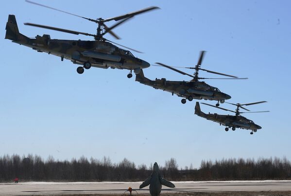 Avioanele de atac Ka-52 „Aligator” survolează aeroportul „Kubinka” în timpul repetițiilor pentru parada de Ziua Victoriei - Sputnik Moldova