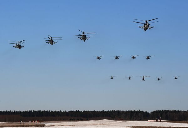 Elicoptere de atac Ka-52 „Alligator” (în prim-plan) în timpul repetițiilor pentru parada de Ziua Victoriei - Sputnik Moldova
