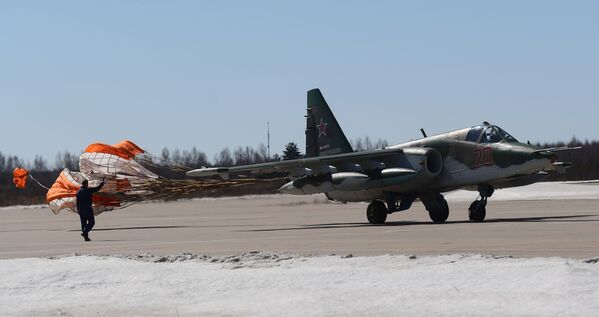 Avionul de vânătoare Su-25 aterizează pe aeroportul „Kubinka” după repetițiile pentru parada de Ziua Victoriei - Sputnik Moldova