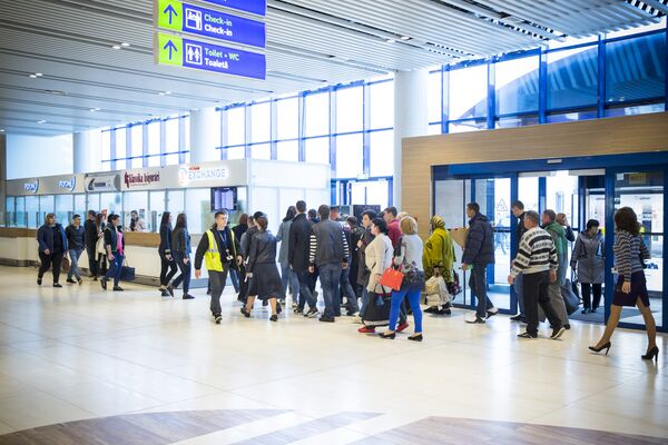 Пассажиры и встречающие организованно покидают здание аэропорта - Sputnik Молдова