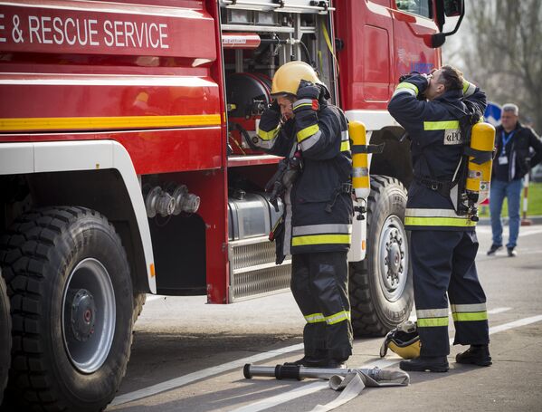 Бойцы пожарного расчета разворачивают брезентовые рукава - Sputnik Молдова