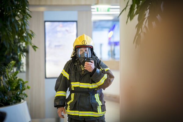 Пожарный в полной экипировке в аэропорту Кишинева - Sputnik Молдова