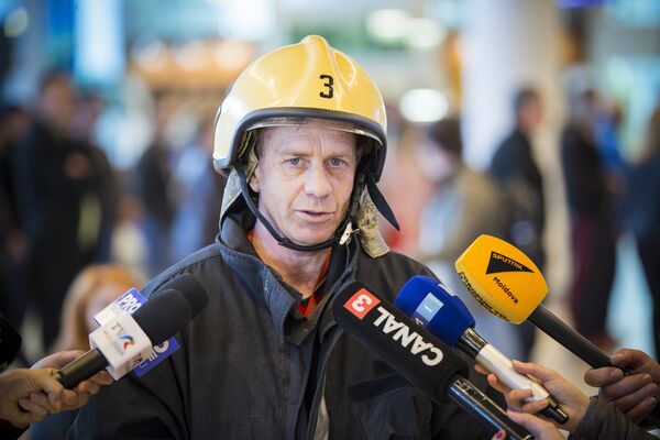 Боец пожарного подразделения рассказывает о результатах учений - Sputnik Молдова