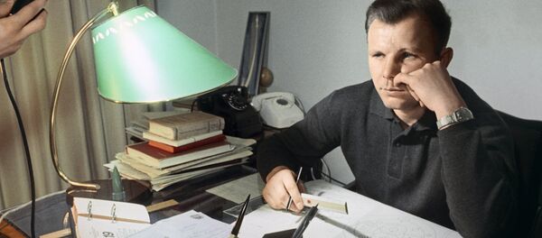 Герой Советского Союза, летчик-космонавт СССР Юрий Гагарин дома в рабочем кабинете - Sputnik Молдова