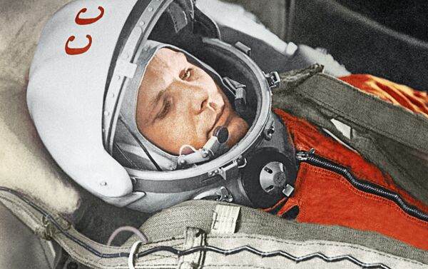 Юрий Гагарин в кабине космического корабля “Восток” во время первого в мире орбитального космического полета 12 апреля 1961 года. - Sputnik Молдова