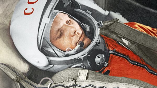 Юрий Гагарин в кабине космического корабля “Восток” во время первого в мире орбитального космического полета 12 апреля 1961 года. - Sputnik Moldova
