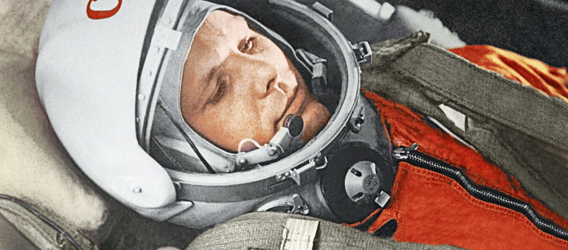 Юрий Гагарин в кабине космического корабля “Восток” во время первого в мире орбитального космического полета 12 апреля 1961 года. - Sputnik Молдова, 1920, 11.04.2021