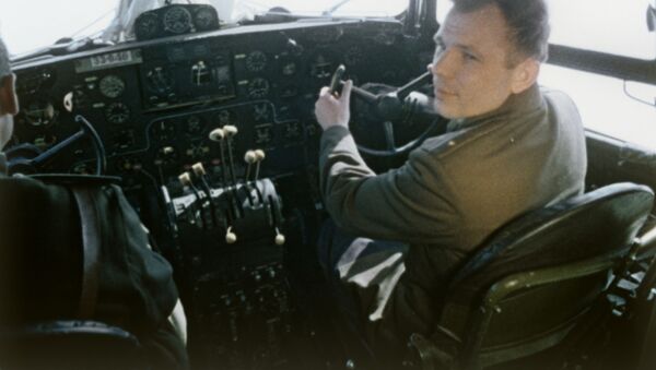 Юрий Гагарин в кабине самолета перед полетом в космос - Sputnik Молдова