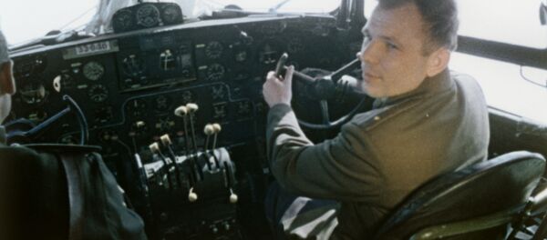 Юрий Гагарин в кабине самолета перед полетом в космос - Sputnik Молдова