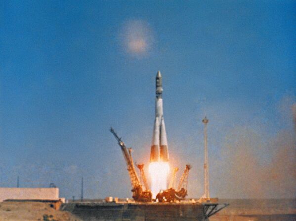 Decolarea rachetei Vostok și a navei Vostok-1 cu cosmonautul-pilot sovietic Yuri Gagarin, primul om din istorie care a zburat în spaţiu. 12 aprilie 1961. - Sputnik Moldova-România