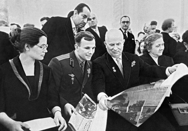 Primul secretar al Comitetului Central al Partidului Comunist al Uniunii Sovietice Nikita Hrușciov și soția sa Nina îi primesc la Kremlin pe cosmonautul sovietic Yuri Gagarin și soția sa Valentina. - Sputnik Moldova-România