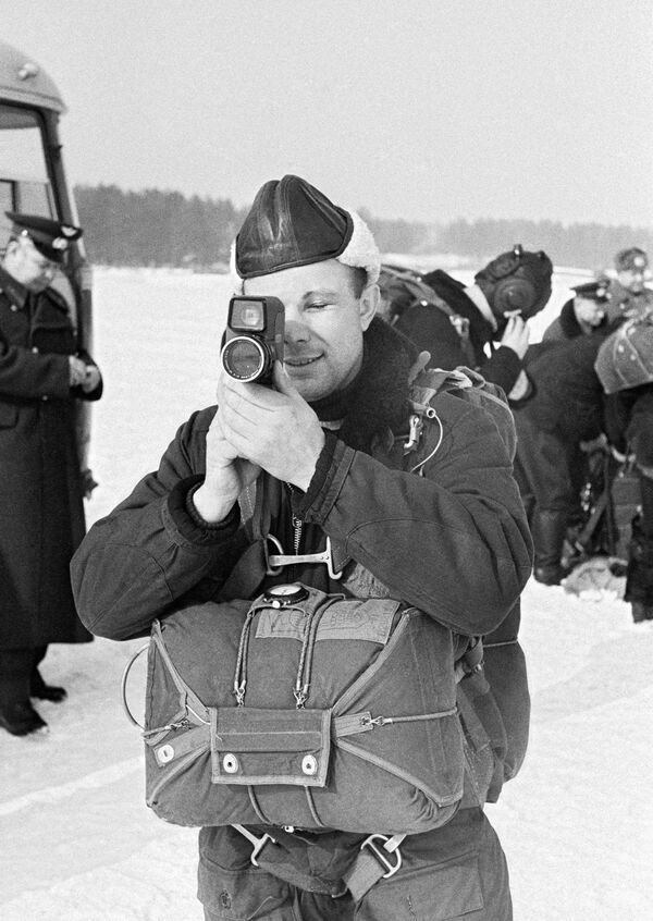 Yuri Gagarin se pregătește pentru zborul său în Spațiu. - Sputnik Moldova-România