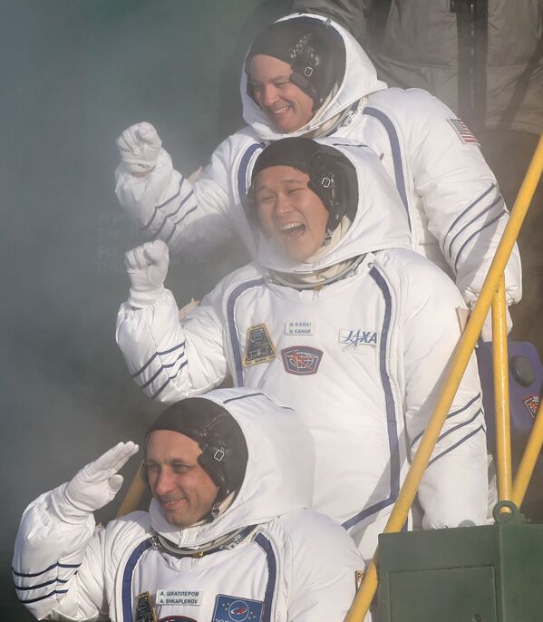 Cosmonautul rus Anton Chkaplerov și astronauții Norishige Kanai și Scott Tingle, înainte de lansarea rachetei Soyuz-FG cu nava-pilot Soyuz MS-07 de la cosmodromul Baikonur, 17 decembrie 2017. - Sputnik Moldova-România