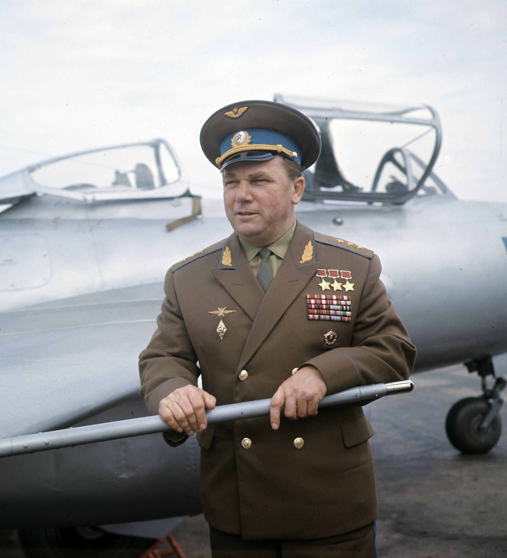 Гагарин военный летчик. Летчик АС Кожедуб. Маршал авиации Кожедуб.