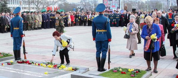 Церемония возложения цветов прошла на Мемориале Победы в Тирасполе Церемония возложения цветов прошла на Мемориале Победы в Тирасполе - Sputnik Молдова
