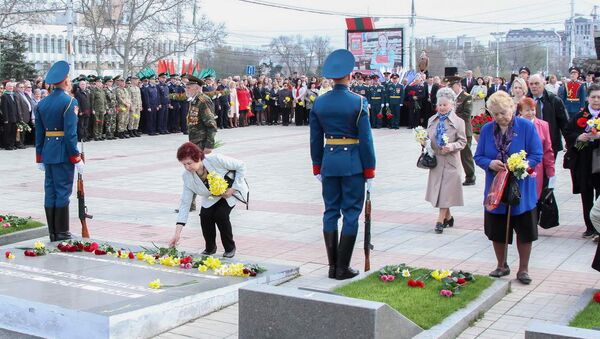 Церемония возложения цветов прошла на Мемориале Победы в Тирасполе - Sputnik Молдова