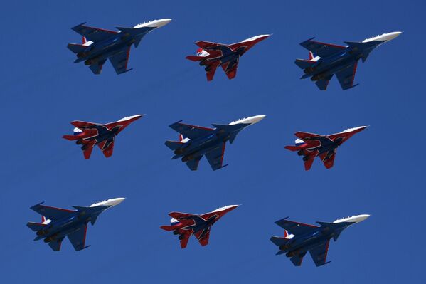 Многоцелевые истребители Су-30СМ пилотажной группы Русские Витязи и МиГ-29 пилотажной группы Стрижи на репетиции парада Победы на военном полигоне Алабино - Sputnik Молдова