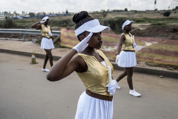 Девушки, участвующие в параде у дома бывшей жены экс-президента ЮАР Нельсона Манделы Винни Манделы в Соуэто, Йоханнесбург - Sputnik Молдова
