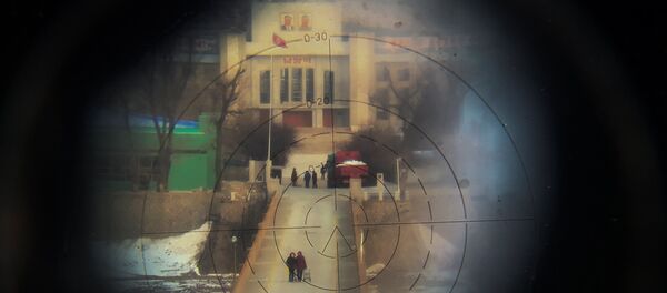 Женщины, снятые через бинокль с китайской стороны на границе между КНДР и Китаем - Sputnik Молдова