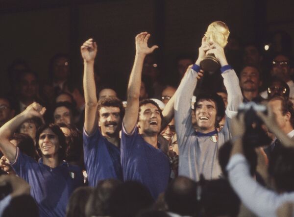Dino Zoff cu trofeul mondialului din 1982 Dino Zoff cu trofeul mondialului din 1982 - Sputnik Moldova-România